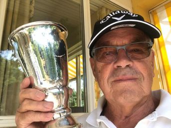 Knud Nissen med Paul Wibergs pokal bedste nettoscore